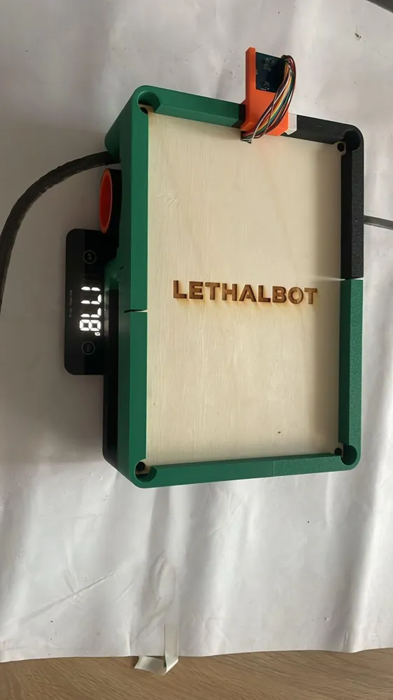 Le LethalBot terminé posé sur une balance qui affiche 1,778 kg