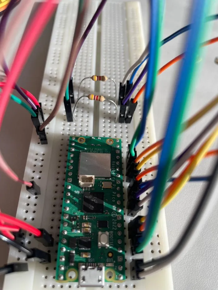 Raspberry Pi Pico W câblé sur une platine d'essai